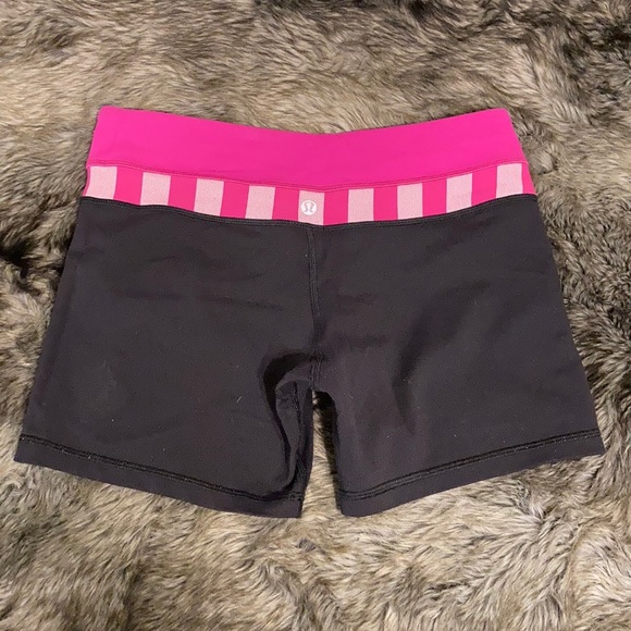 Lululemon reversible black pink workout shorts 6 - Picture 4 of 5